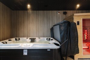 Interior - The Cove welcomes you to kick back, relax & take in the magic of the North Coast (Portrush)