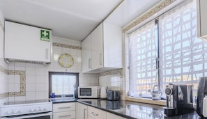 Fridge, microwave, oven, stovetop - #329 Jacaranda Villas B6 by Home Holidays (Albufeira)