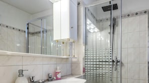 Shower, hair dryer, towels - #329 Jacaranda Villas B6 by Home Holidays (Albufeira)