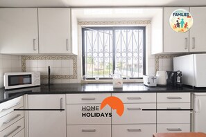 Een koelkast, een microgolfoven, een oven, een kookplaat