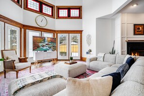 Smart-tv, eldstad och bordsfotboll