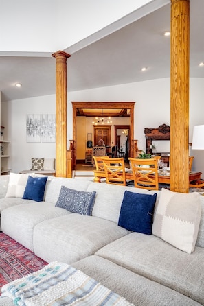 Una Smart TV, una chimenea, un futbolín