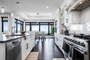 冰箱、微波炉、烤箱、炉灶