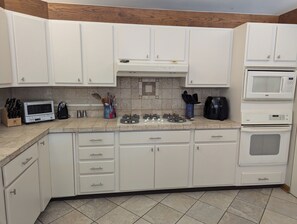 Microondas, horno, parrilla de estufa y lavavajillas 