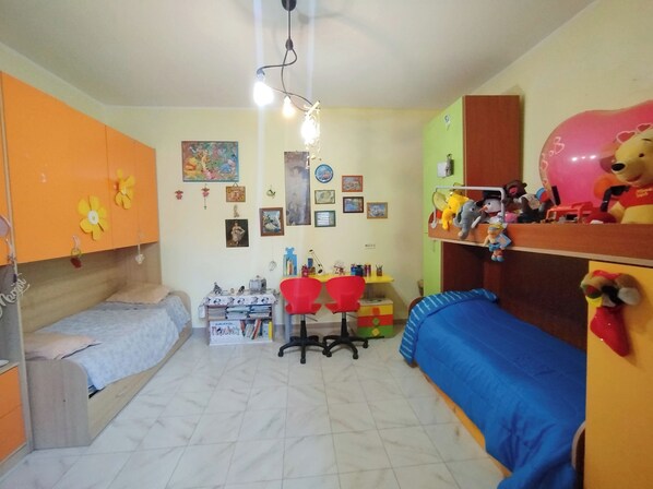 2 bedrooms, iron/ironing board, bed sheets