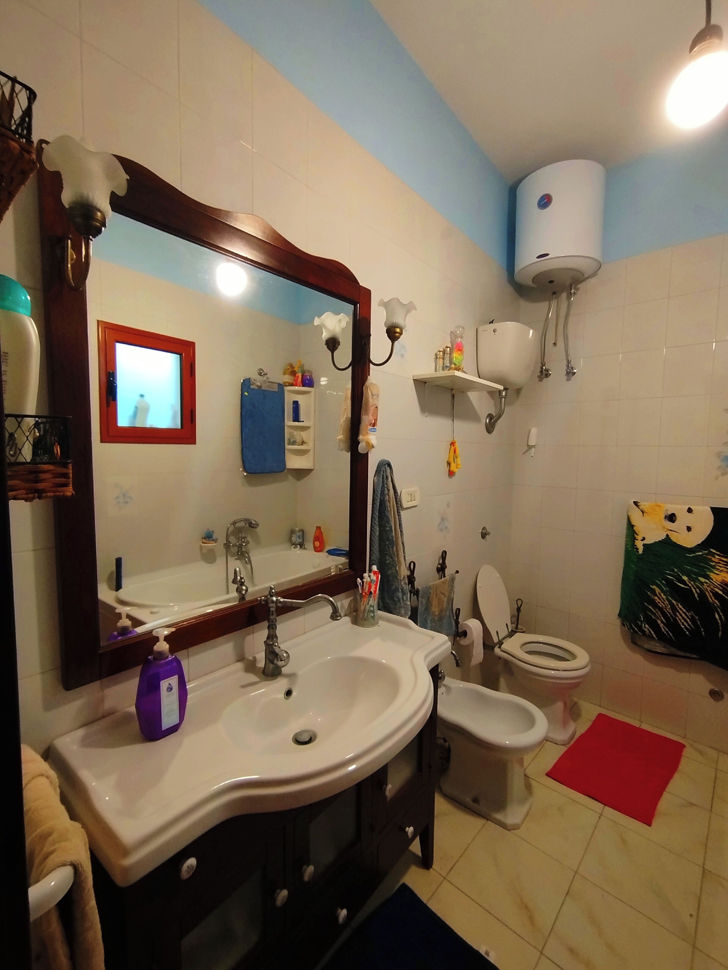 Baignoire à jets, sèche-cheveux, bidet, serviettes fournies