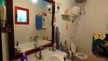 Baignoire Ă jets, sĂšche-cheveux, bidet, serviettes fournies