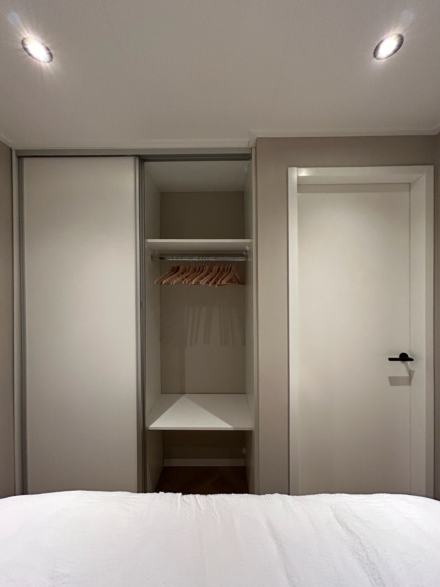 2 bedrooms, travel cot, free WiFi, bed sheets