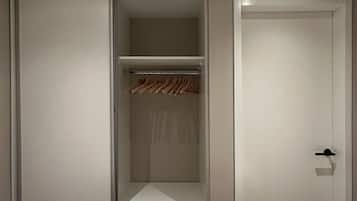 2 bedrooms, travel cot, free WiFi, bed sheets