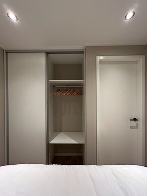 2 habitaciones, cuna de viaje, wifi gratis y ropa de cama