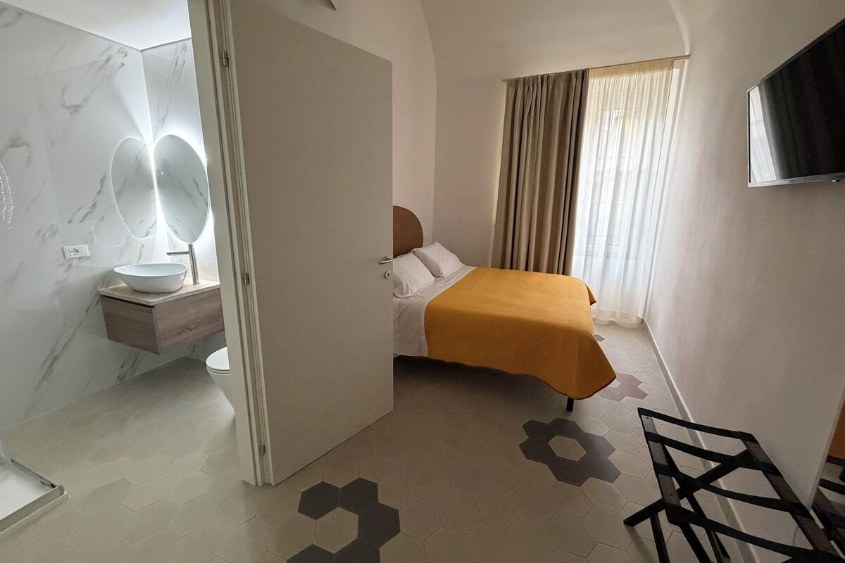 Basic Room | Soundproofing, WiFi (free), bed sheets