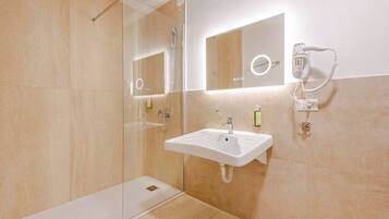 Habitación tradicional | Baño | Ducha, artículos de higiene personal gratuitos y secador de pelo
