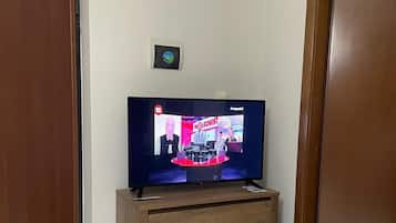 Comfort-Apartment, Hügelblick | Wohnbereich | Fernseher