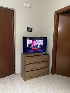 Appartement Confort, vue colline | Coin séjour | Télévision