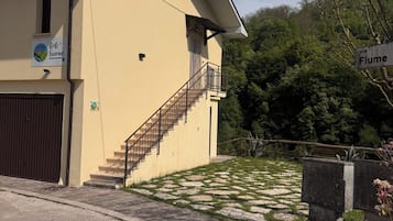 Vista frontal de la propiedad