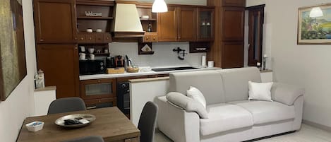 คอมฟอร์ทอพาร์ทเมนท์, วิวภูเขา | บริเวณนั่งเล่น | ทีวี