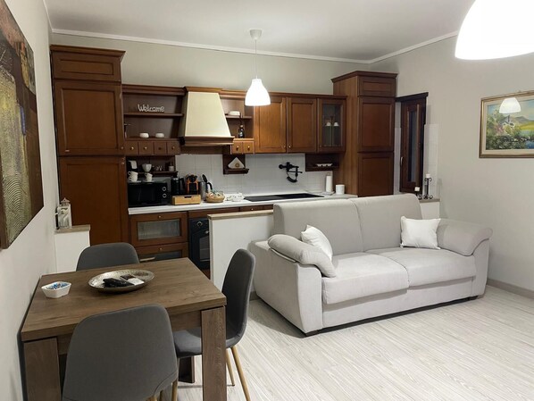 Appartement Confort, vue colline | Coin séjour | Télévision