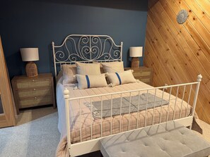 3 bedrooms, desk, iron/ironing board, free WiFi