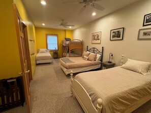 3 bedrooms, desk, iron/ironing board, free WiFi
