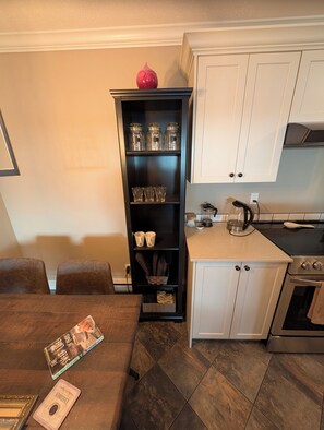 Mikrowelle, Ofen, Herdplatte, Geschirrspüler