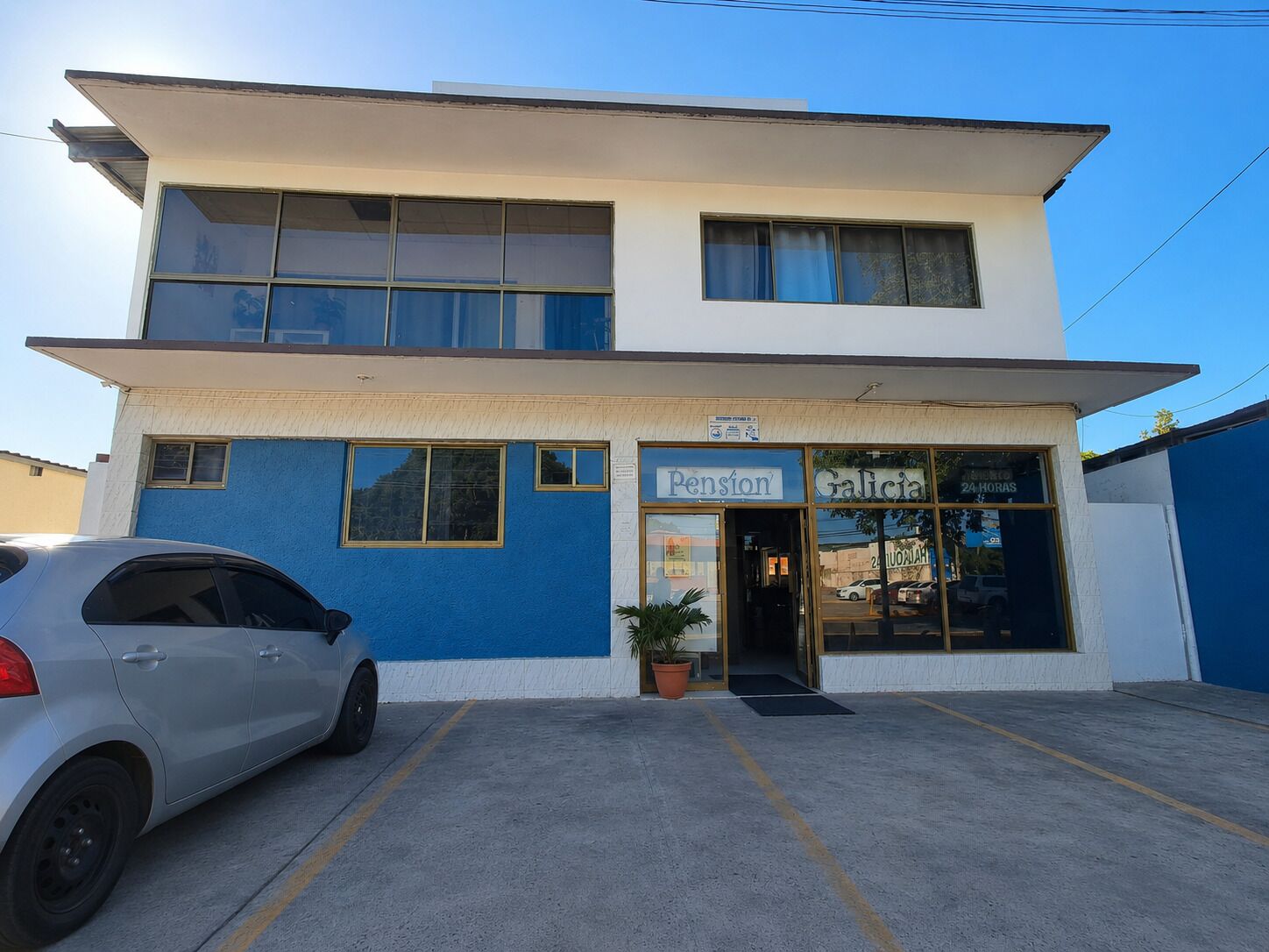 Vista frontal de la propiedad