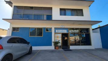 Vista frontal de la propiedad