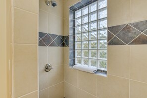 Douche, sèche-cheveux, serviettes fournies