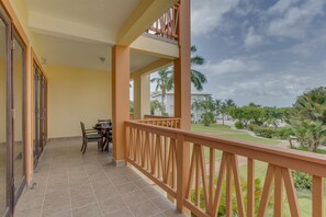 Outdoor dining - 2BR 321: King/Queen Beds, Pool, Hot Tub, Sleeps 4 (Placencia)