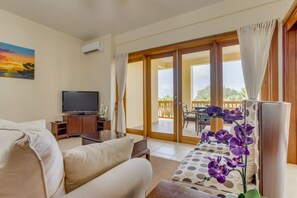 Smart TV, books - 2BR 321: King/Queen Beds, Pool, Hot Tub, Sleeps 4 (Placencia)