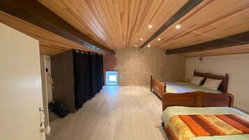 3 habitaciones, tabla de planchar con plancha, wifi y ropa de cama