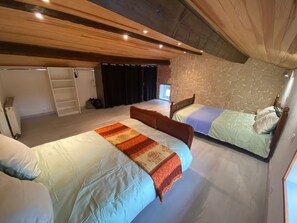 3 habitaciones, tabla de planchar con plancha, wifi y ropa de cama 