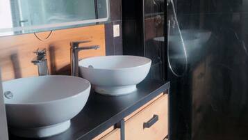 Regadera, secadora de cabello, toallas, jabón