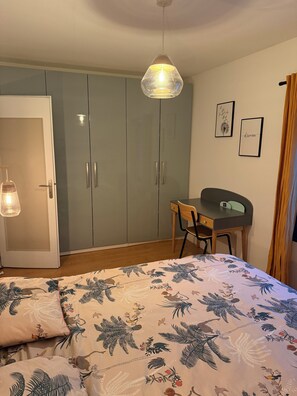 Een strijkplank/strijkijzer, wifi, beddengoed