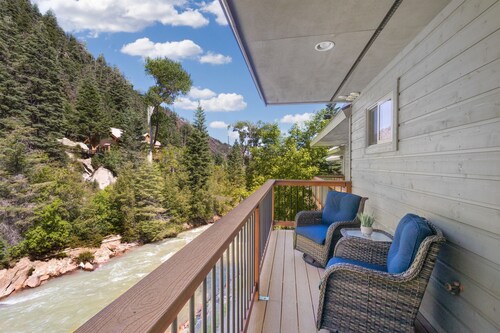 Rivers Edge Retreat | In-Town Townhouse | Sleeps 6