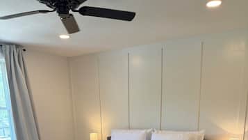 3 bedrooms, desk, iron/ironing board, travel cot