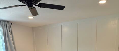 3 Schlafzimmer, Schreibtisch, Bügeleisen/Bügelbrett, Reisekinderbett