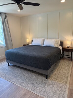 3 chambres, bureau, fer et planche à repasser, lit parapluie