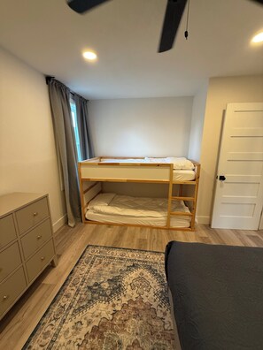 3 chambres, bureau, fer et planche à repasser, lit parapluie