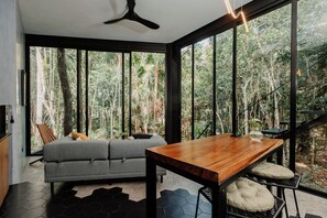 Villa Deluxe - 1 sovrum - utsikt mot trädgården (1) | Vardagsrum