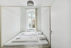 1 dormitorio, tabla de planchar con plancha, wifi y ropa de cama