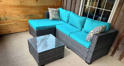 Charming cabin with AC in Burnham - Perfect getaway.