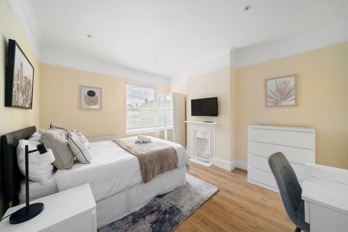 Stylish Modern 3 Bedroom Home in London with a Garden