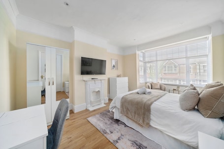 3 bedrooms, iron/ironing board, free WiFi, bed sheets. Stylish Modern 3 Bedroom Home in London with a Garden