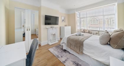 Stylish Modern 3 Bedroom Home in London with a Garden