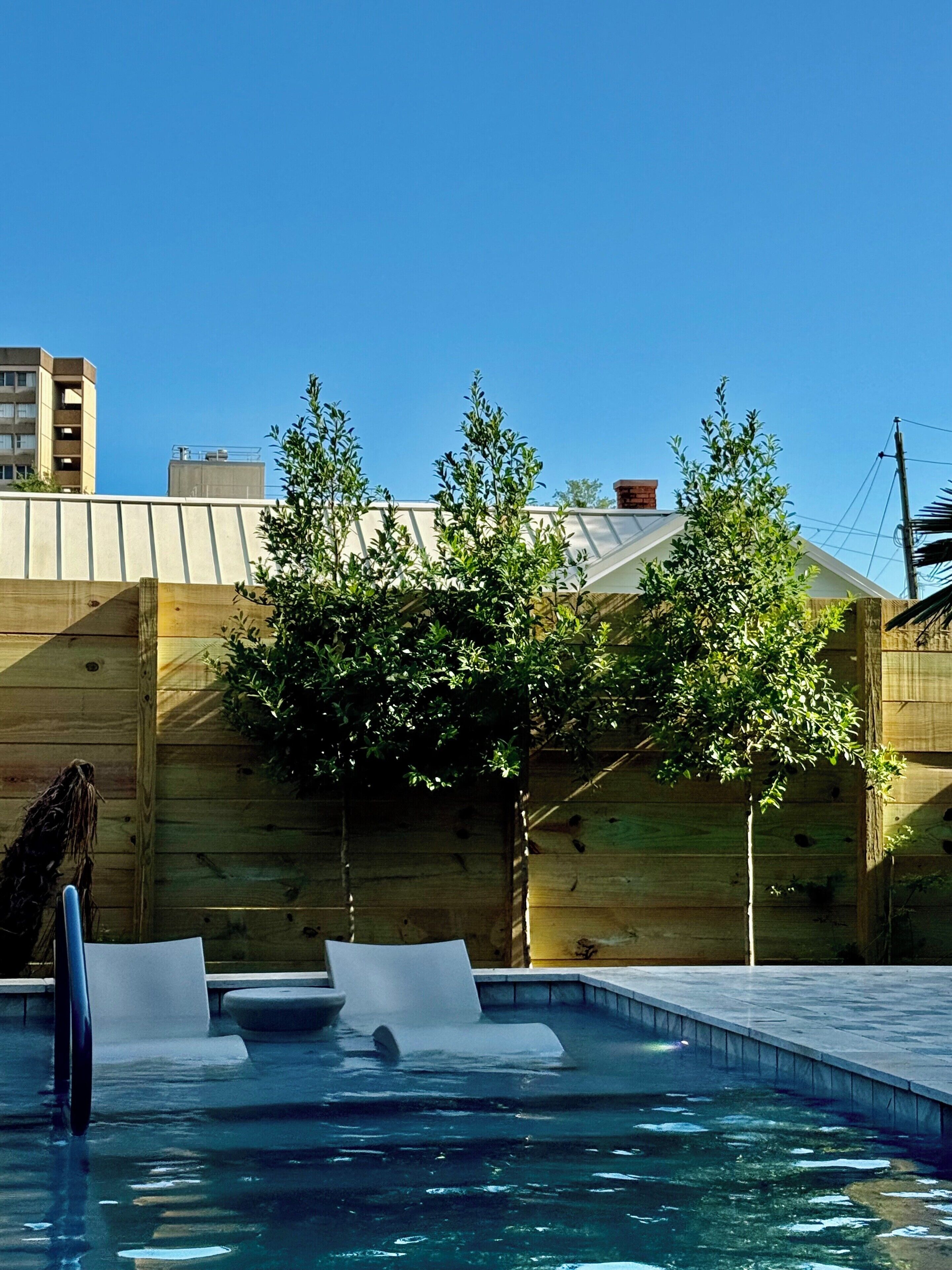 Utendørsbasseng og et oppvarmet basseng