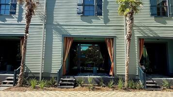 Een buitenzwembad en een verwarmd zwembad