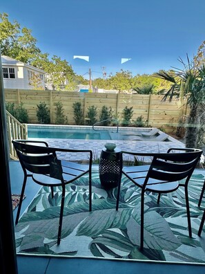 Utomhuspool och uppvärmd pool