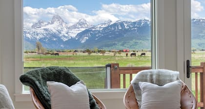 NEW LISTING: Charming Farmhouse w/ Unmatched Teton Views: Quiet, AC & Hot Tub