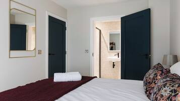 2 bedrooms, iron/ironing board, travel cot, free WiFi