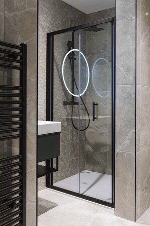 Douche, sèche-cheveux, serviettes fournies, savon